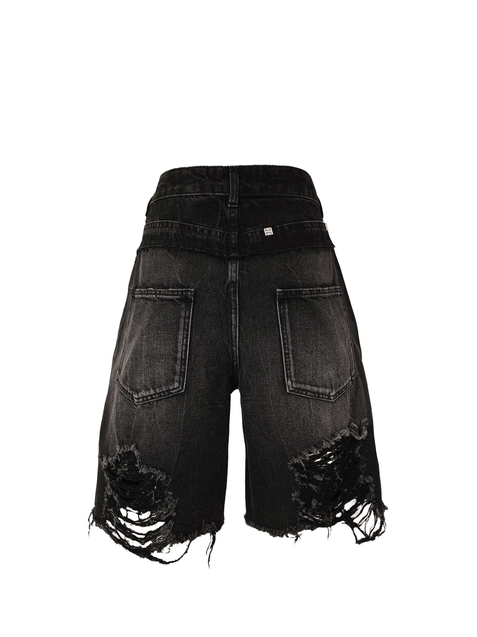 Diese Jeans Shorts von GIVENCHY ist durch ihre Distressed-Details, vorne sowie hinten am Bein, ein sehr auffallendes aber dennoch typisch für Givenchy elegantes Design. Die für die Marke typischen Logo-Elemente aus Metall befinden sich überall auf der Hose und zeigen die Qualität der Marke.