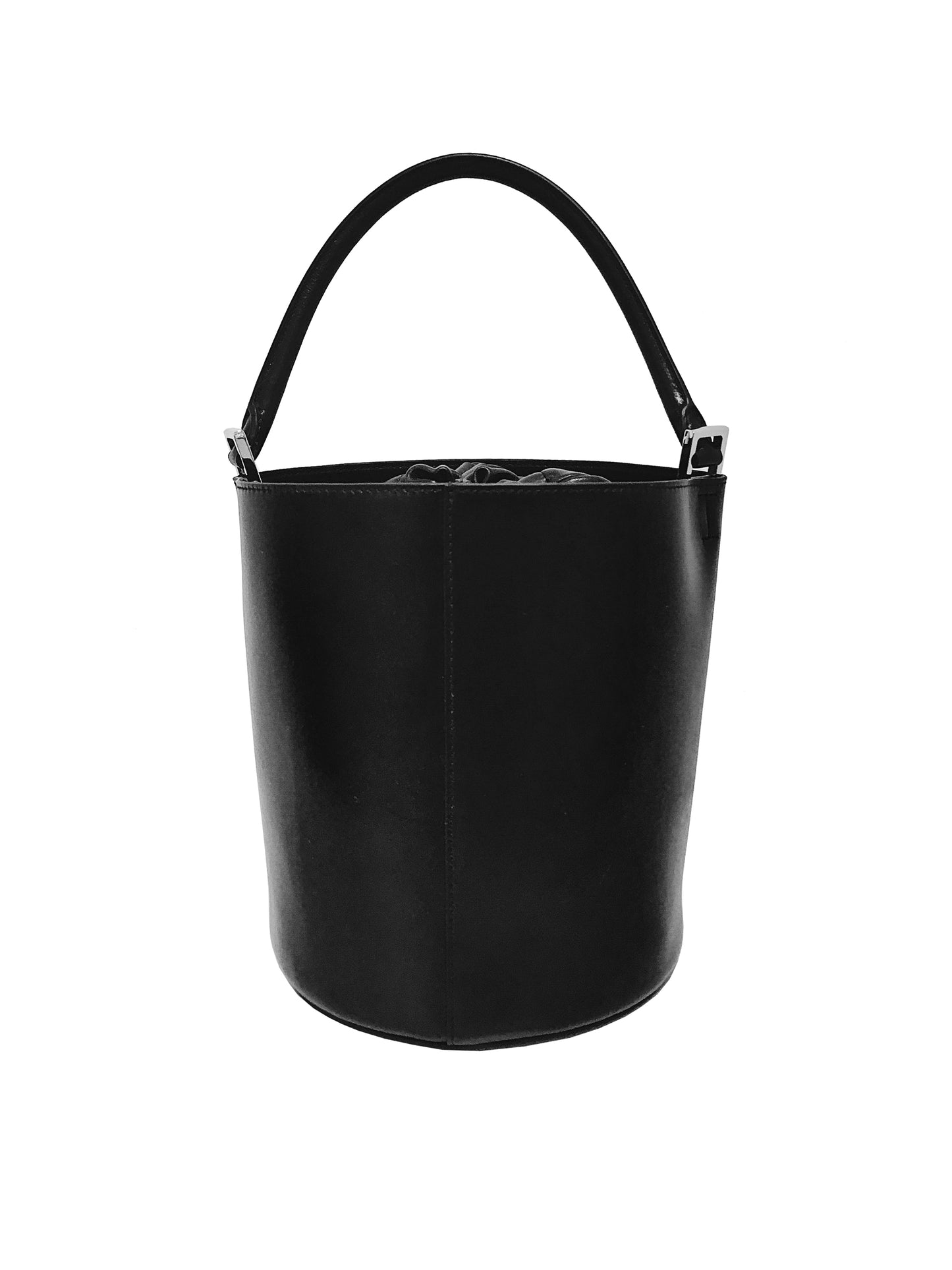 Dieses einzigartige Taschen-Design von JIL SANDER ist ein absoluter Hingucker. Das hochwertige Kalbsleder in schwarz lässt sich vielseitig kombinieren und passt zu jedem Look. Für den Designer typisch gibt es viele Details, sowie zwei verschiedene Tragemöglichkeiten der Tasche.