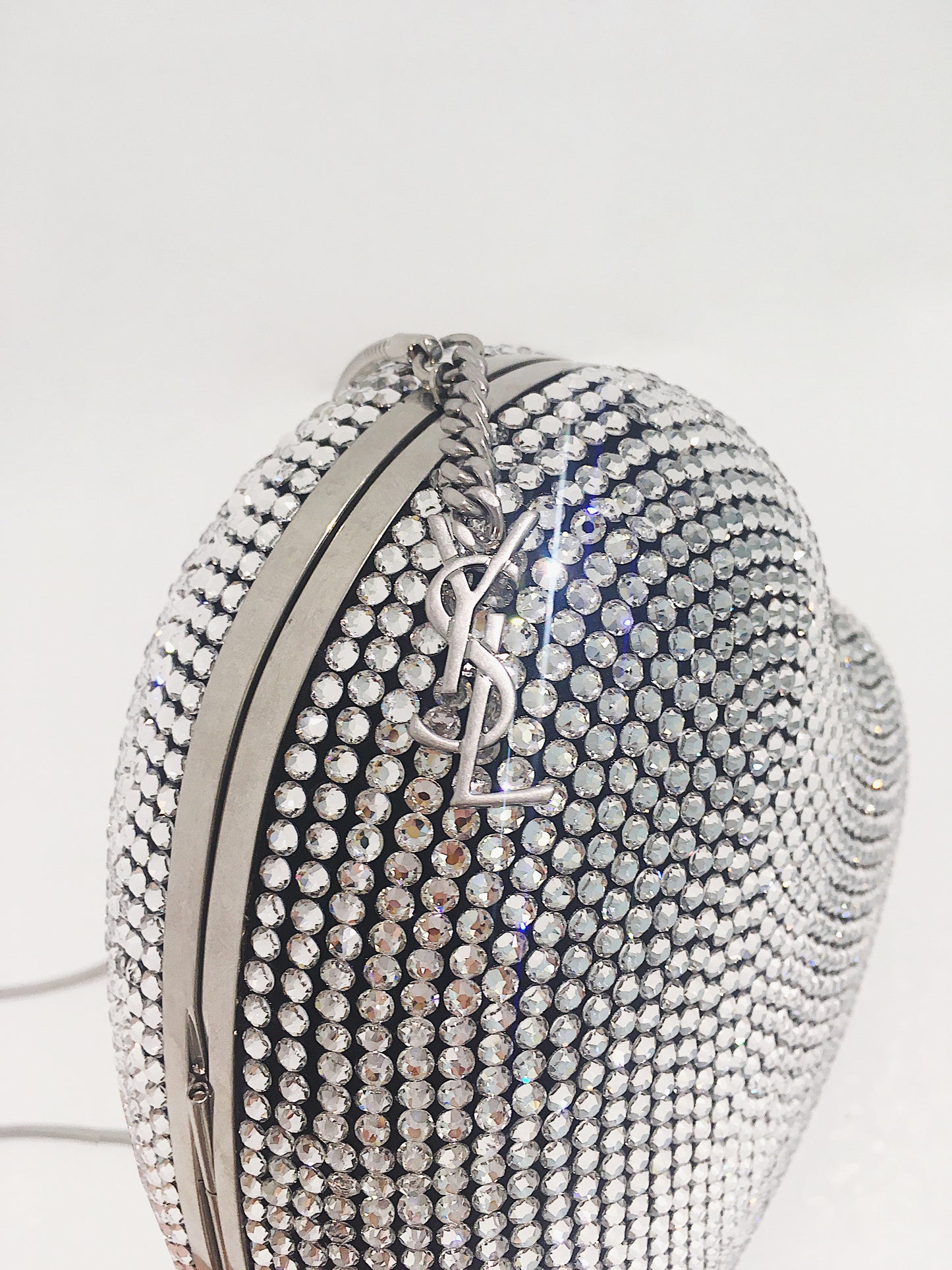 Die "LOVE" Box Clutch von SAINT LAURENT ist einfach atemberaubend und ein wahres Schmuckstück!