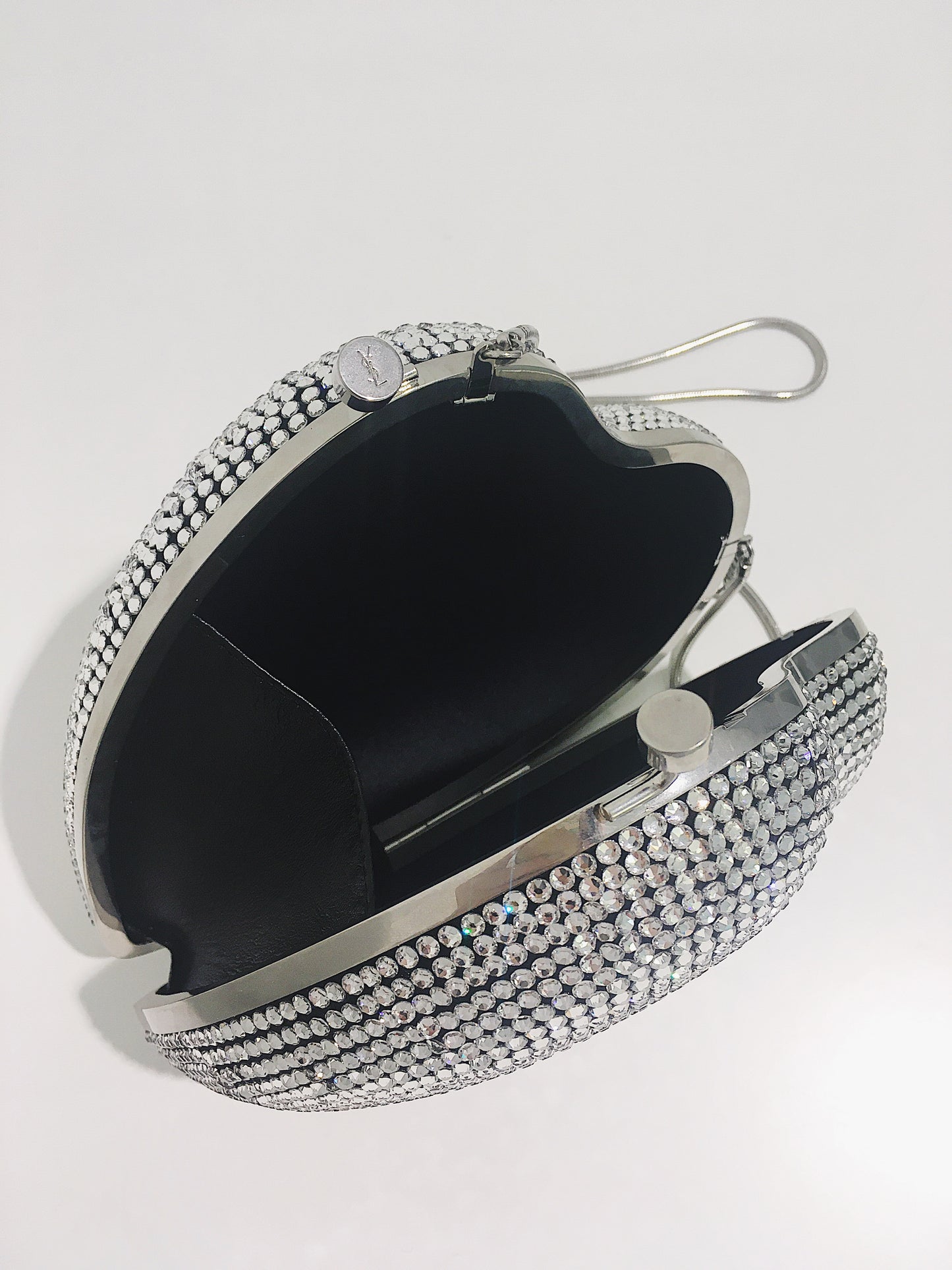 Die "LOVE" Box Clutch von SAINT LAURENT ist einfach atemberaubend und ein wahres Schmuckstück!