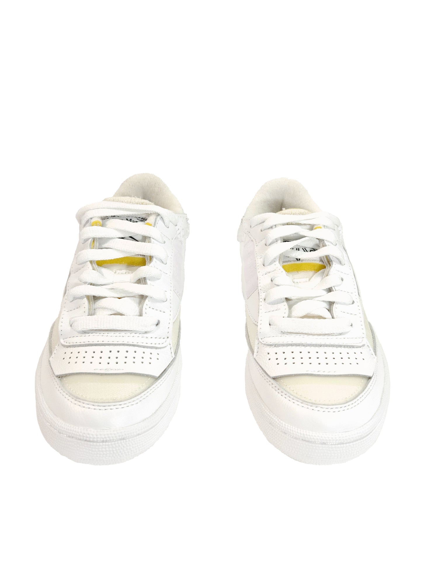 weißer Turnschuh mit gelben Akzenten Reeboks Kooperationsdesign für Maison Margiela