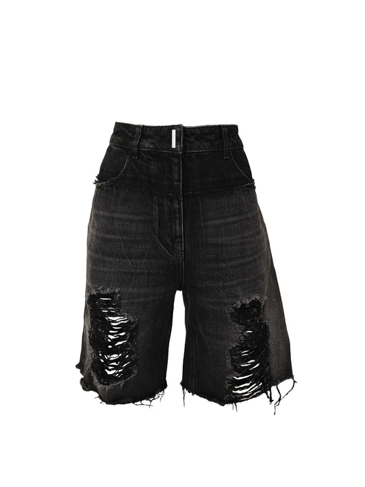 Diese Jeans Shorts von GIVENCHY ist durch ihre Distressed-Details, vorne sowie hinten am Bein, ein sehr auffallendes aber dennoch typisch für Givenchy elegantes Design. Die für die Marke typischen Logo-Elemente aus Metall befinden sich überall auf der Hose und zeigen die Qualität der Marke.