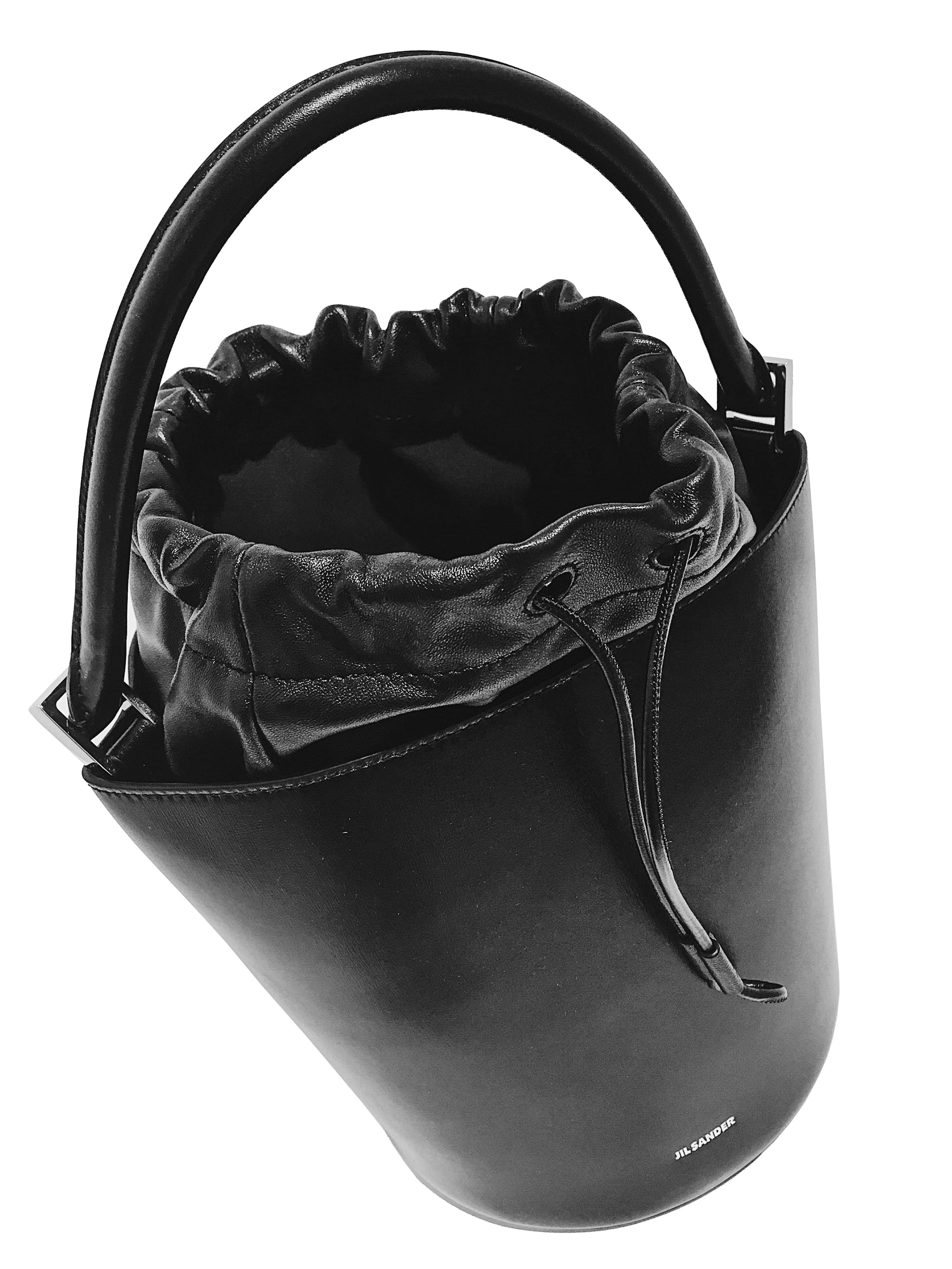 Dieses einzigartige Taschen-Design von JIL SANDER ist ein absoluter Hingucker. Das hochwertige Kalbsleder in schwarz lässt sich vielseitig kombinieren und passt zu jedem Look. Für den Designer typisch gibt es viele Details, sowie zwei verschiedene Tragemöglichkeiten der Tasche. 