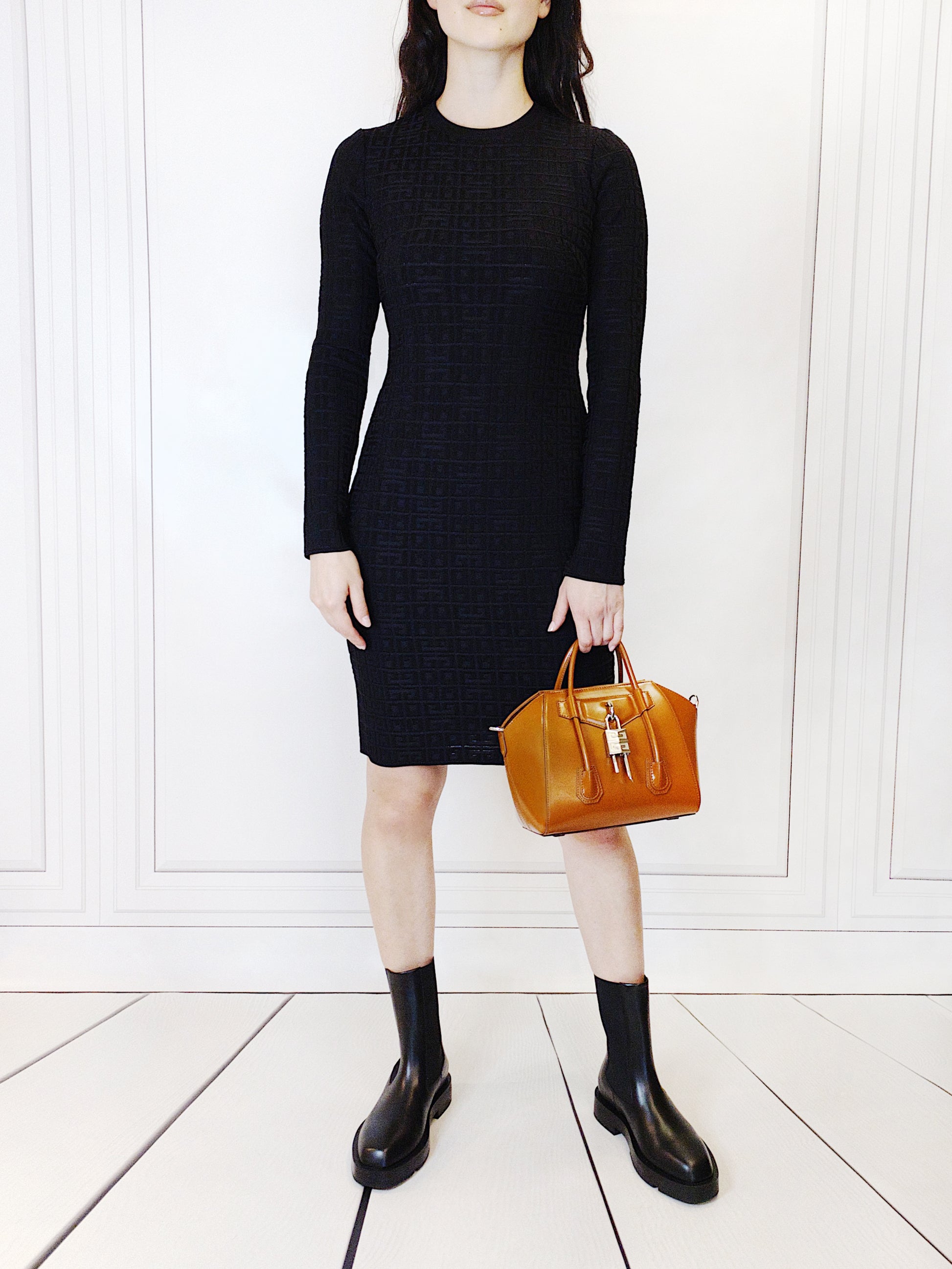 Givenchy Kleid Schwarz  Mit Liebe zum Detail überzeugt dieses Kleid von GIVENCHY mit eingestricktem Logo-Emblem, sowie einem silbernen Logo-Reisverschluss auf dem Rücken. Das schlichte Kleid passt perfekt zu eleganten Anlässen und lässt sich sehr einfach und vielseitig kombinieren.
