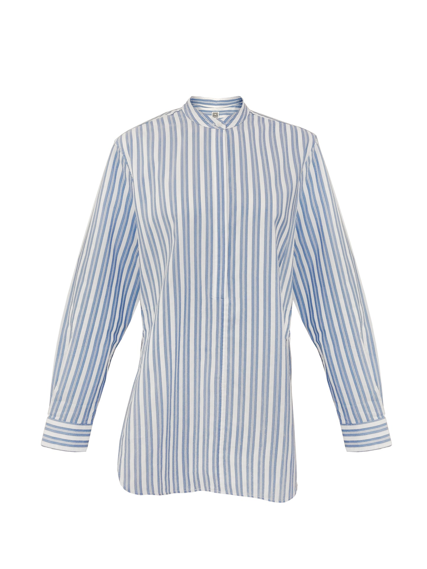 Diese leichte Bluse aus Baumwolle von TOTEME ist perfekt für die sonnigen Tage und lässt sich durch den weichen und dünnen Stoff sehr angenehm tragen. Der leichte blaue Farbton ist vielseitig kombinierbar und ergänzt perfekt sommerliche Outfits. Für uns lässt sich die Bluse bspw. super mit einer hellen Jeans von Toteme und weißen Sneakers von Maison Margiela kombinieren.