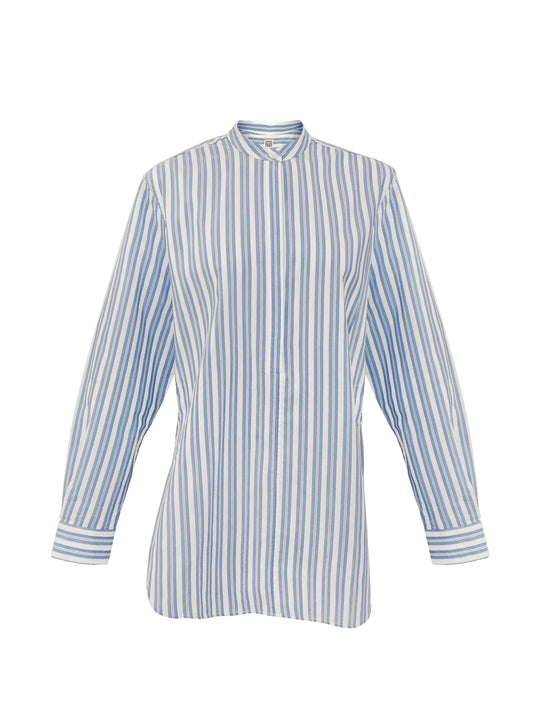 Diese leichte Bluse aus Baumwolle von TOTEME ist perfekt für die sonnigen Tage und lässt sich durch den weichen und dünnen Stoff sehr angenehm tragen. Der leichte blaue Farbton ist vielseitig kombinierbar und ergänzt perfekt sommerliche Outfits. Für uns lässt sich die Bluse bspw. super mit einer hellen Jeans von Toteme und weißen Sneakers von Maison Margiela kombinieren.