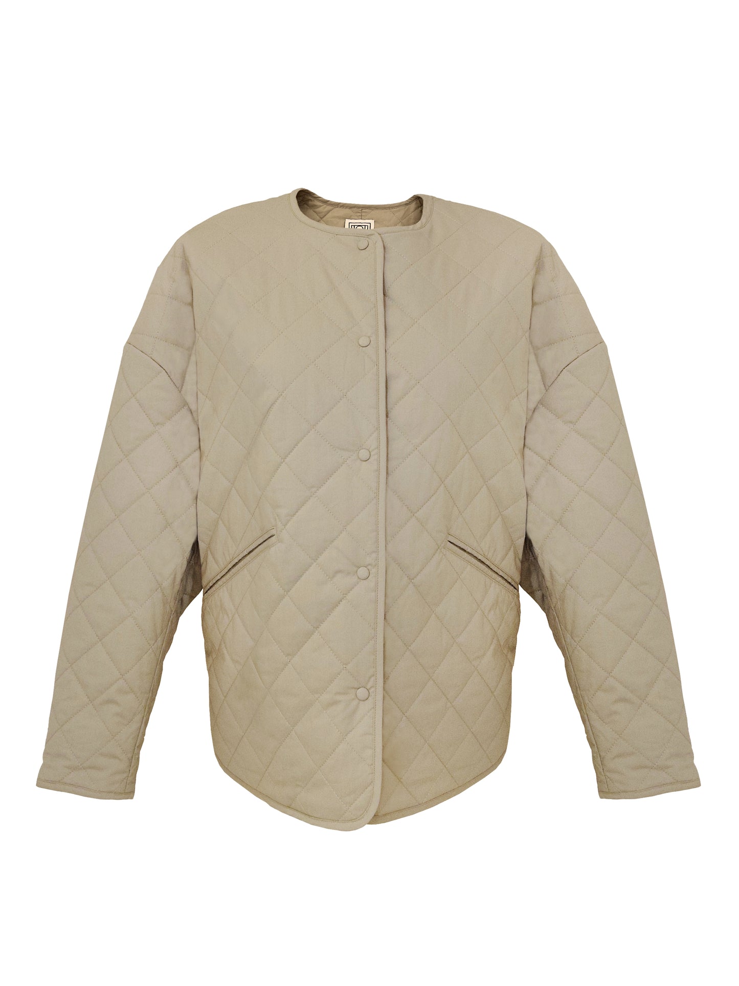 Das schlichte und klassische Design von TOTEME zeigt sich auch wieder in diesem stylischen Jacke, welcher besonders durch seinen weichen Stoff und der Liebe zum Detail überzeugt.   Wir würden ihn bspw. mit einer schlichten Jeans von Jil Sander und einer beigen Tasche von Patou kombinieren 
